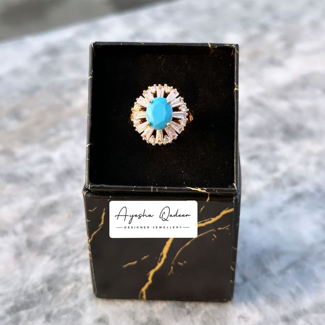 Image with missing alt attribute found on ayeshaqadeer.com