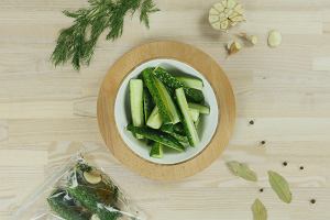 Nowy sposób na ogórki małosolne. Zrób je na... sucho!