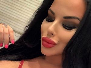 Esmeralda Godlewska rozpuściła kwas w ustach