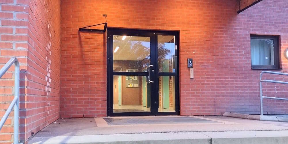 Dörrl&aring;s och elslutbleck med r&auml;ttv&auml;nd funktion