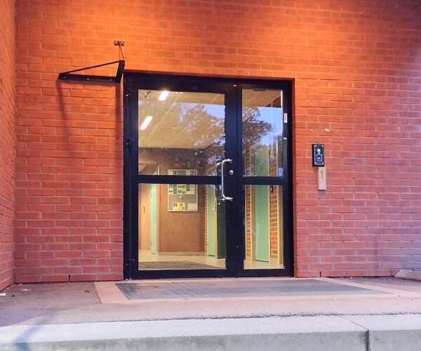 Dörrl&aring;s och elslutbleck med r&auml;ttv&auml;nd funktion