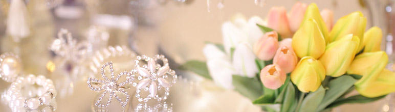 Evlilik töreninde organizasyonun parçası olarak masa üzerinde sarı ve pembe renkli çiçekler ve süslemeler görünüyor