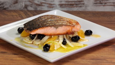 Salmone piastrato con insalata di finocchi, arance e olive
