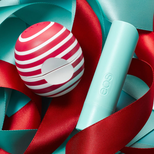 Moms. Sisters. Friends. Teachers. Coworkers. Everyone on your list will LOVE this delicious duo of our Whipped Vanilla Frosting and Candy Cane Swirl balms. 😋 Whose smile are you gonna soften this holiday? Tell us below! &bull; &bull; &bull; #eosawesome #makeitawesome #eoslipbalm #whippedvanillafrosting #candycaneswirl #holidaygift #giftideas #beauty #lipcare #beautytime #beautyroutine #skincare #skincareroutine #beautytips #selfcare #lips #skincaretips #skincareproducts #eosflavor #eosproducts