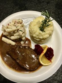 Elchbraten mit Selleriestampf und Schwarzwurzeln