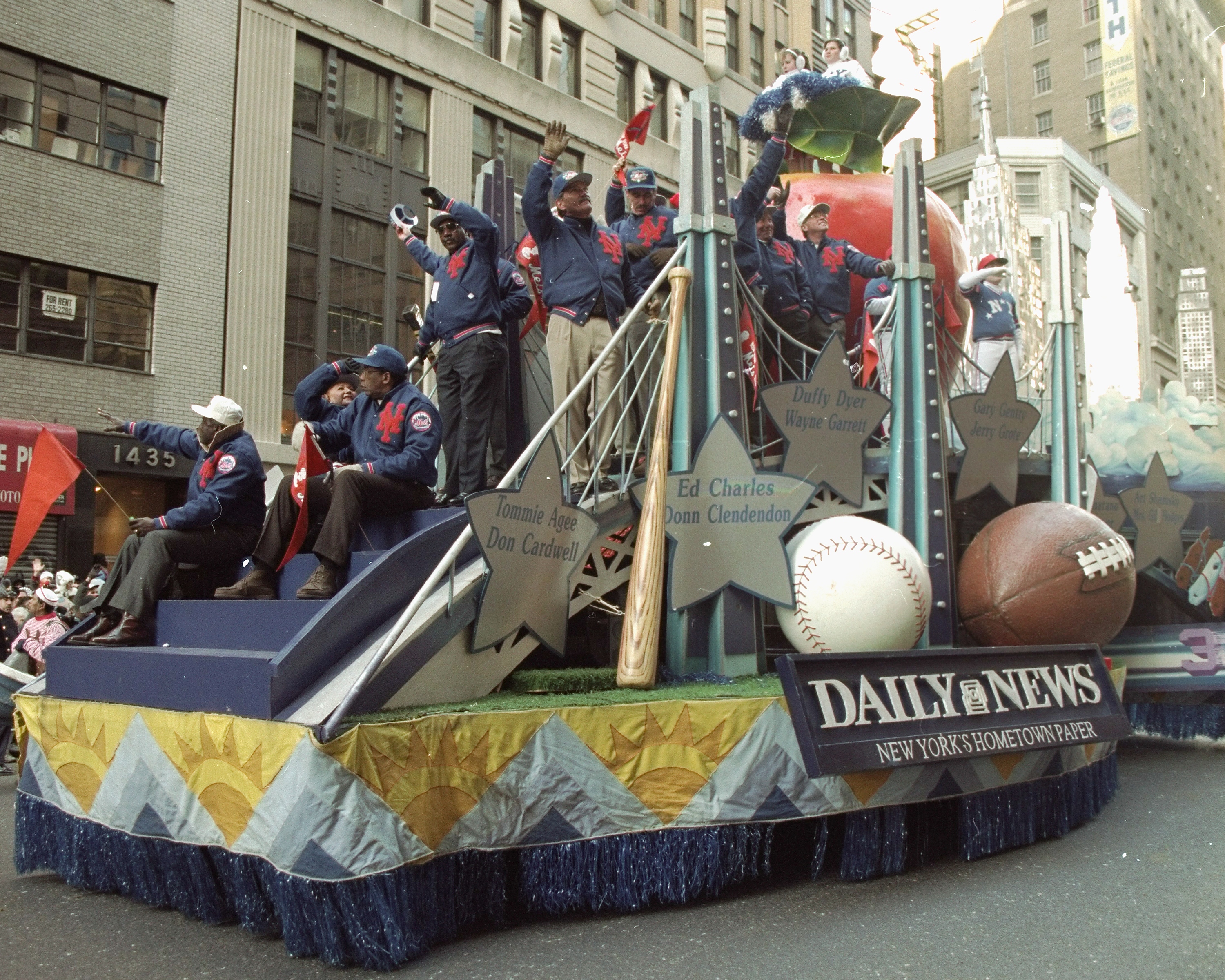 Daily News float carries 1969 New York Mets at Macy&rsquo;s Thanks