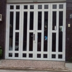 Cửa sắt k&iacute;nh