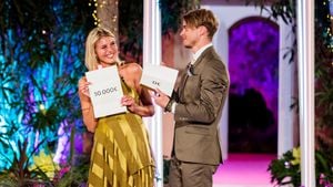 "Love Island"-Vivien verr&auml;t: War Sidney l&auml;ngst vergeben?