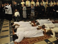 Wczoraj na Wawelu odbyła się konsekracja dziewic. Osiem kobiet ślubowało czystość, a tak wyglądała  cała ceremonia: W archidiecezji krakowskiej żyje obecnie 51 dziewic konsekrowanych, a kilkanaście kandydatek przygotowuje się do konsekracji