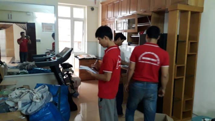 Nhân viên công ty Dịch Vụ Chuyển Nhà Trọn Gói đang tháo lắp tủ đúng kỹ thuật và quy trình làm việc