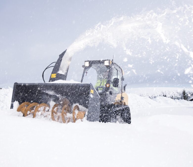 Уборка и вывоз снега в Запорожье и других городах Украины