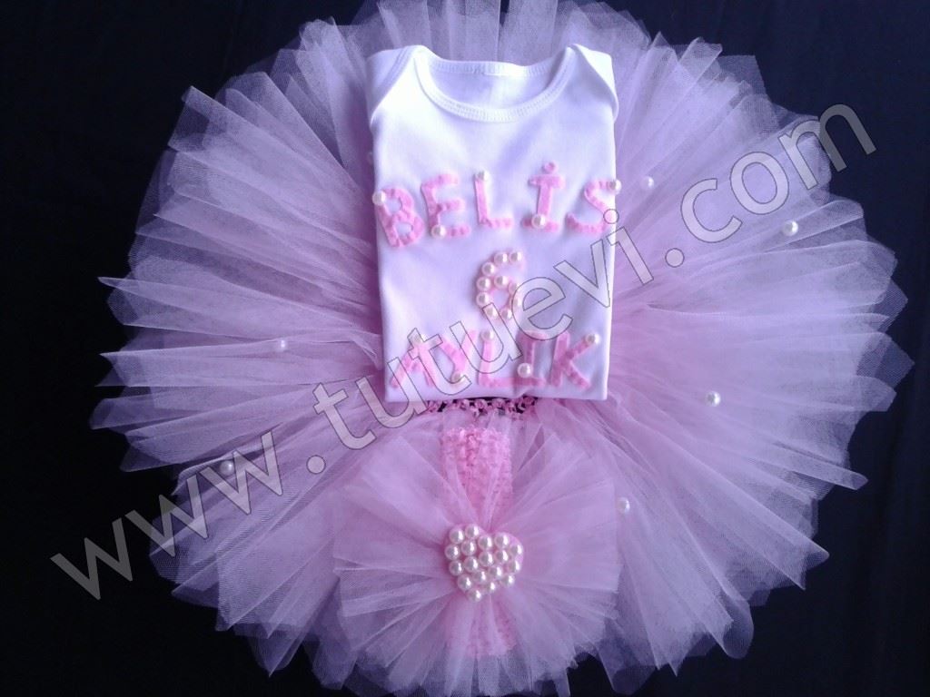 Ezgi Hanımın özel olarak hazırlattığı body, tütü etek ve saç bandından oluşan tütü takımı hazır, elbise sahibinin mutlu günlerde giymesini diliyoruz.