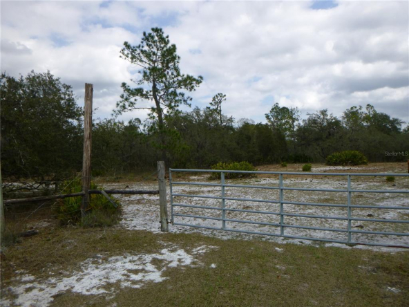 Image with missing alt attribute found on floridalandoffice.com