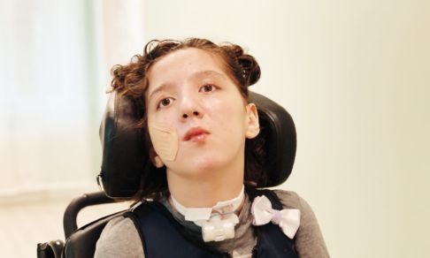 До дома оставалось всего несколько шагов, когда Алину сбила машина