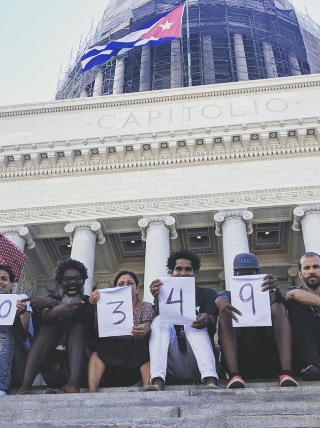 Artistas del Movimiento de San Isidro, en La Habana, protestan contra la imposici&oacute;n del decreto 349. (Facebook)