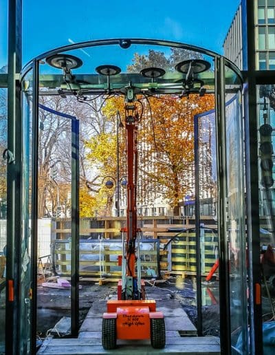 Verglasungsarbeiten Überkopfmontage mit Glaslifter