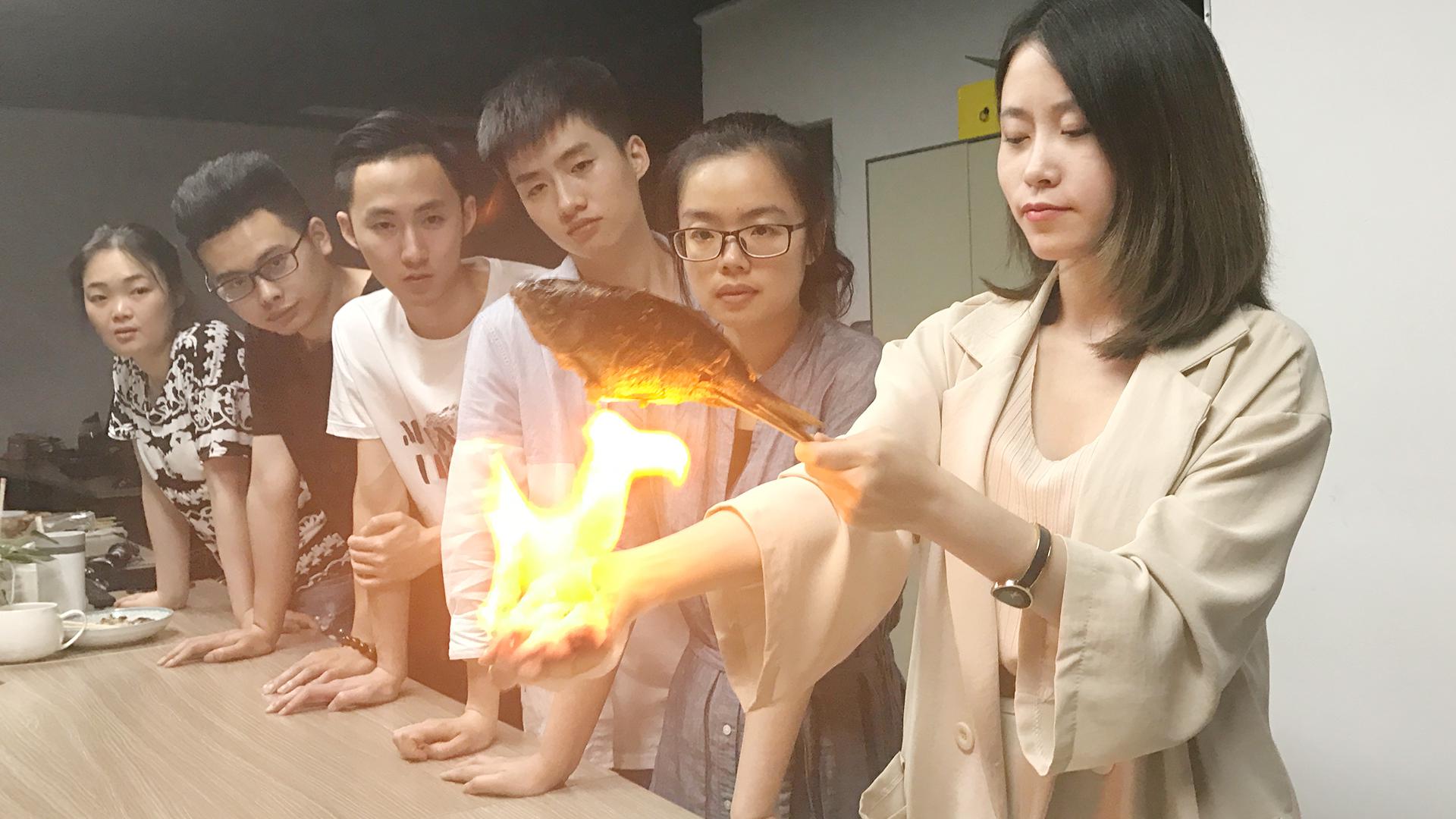 办公室小野掌心煎鱼，同事排队来吃