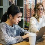 En Jap&oacute;n, las empresas est&aacute;n prohibiendo a las mujeres llevar gafas. Transmiten una "actitud fr&iacute;a"