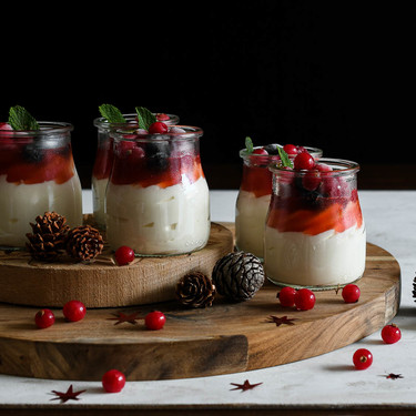 Mousse de yogur con frutos rojos, la opci&oacute;n de postre m&aacute;s suave para Navidad
