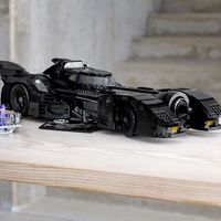 Lego lanzar&aacute; un impresionante Batm&oacute;vil, el m&aacute;s grande hasta la fecha, para conmemorar los 30 a&ntilde;os de 'Batman' de Tim Burton