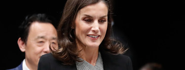 Do&ntilde;a Letizia luce el perfecto look de oficina con su capa preferida de Zara