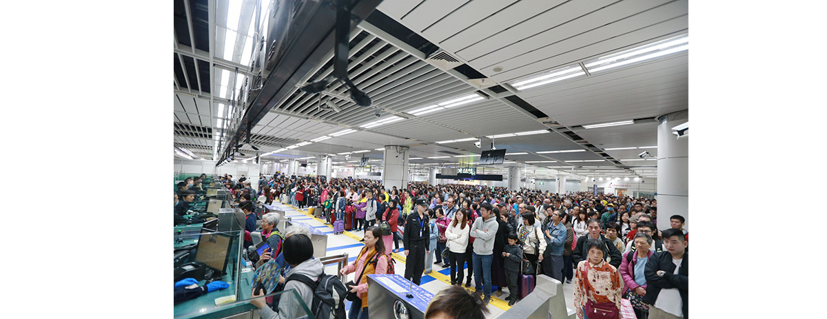 深圳湾口岸迎来大批香港游客，入境大厅被挤爆