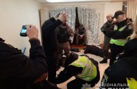 В Киеве спецназ взял штурмом квартиру и задержал 17 человек