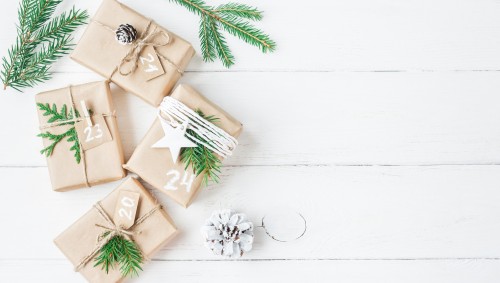 Kleine Geschenke und Weihnachtsdekoration auf einem Tisch