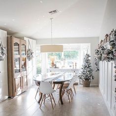 Image may contain: table and indoor    #Regram via @www.instagram.com/p/B55TMnTnH3a/