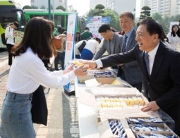 Hàn Quốc: Hiệu trưởng tự tay tặng bánh và đồ uống cho sinh viên