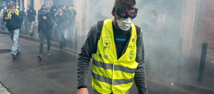Un manifestant "gilet jaune" dans un nuage de gaz lacrymogène, à Toulouse. Archives.