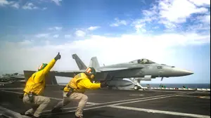 מטוס ממריא מנושאת המטוסים אברהם לינקולן שבמפרץ הפרסי, 16 במאי 2019