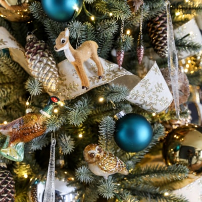 How to Decorate a Woodland Glam Christmas Tree #woodland #glam #christmas #tree #decor #holiday #decorating #christmastree