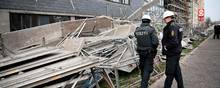Politiet efterforsker fortsat, hvorfor stilladset er v&aelig;ltet. Foto: Thomas Sj&oslash;rup/Ritzau Scanpix