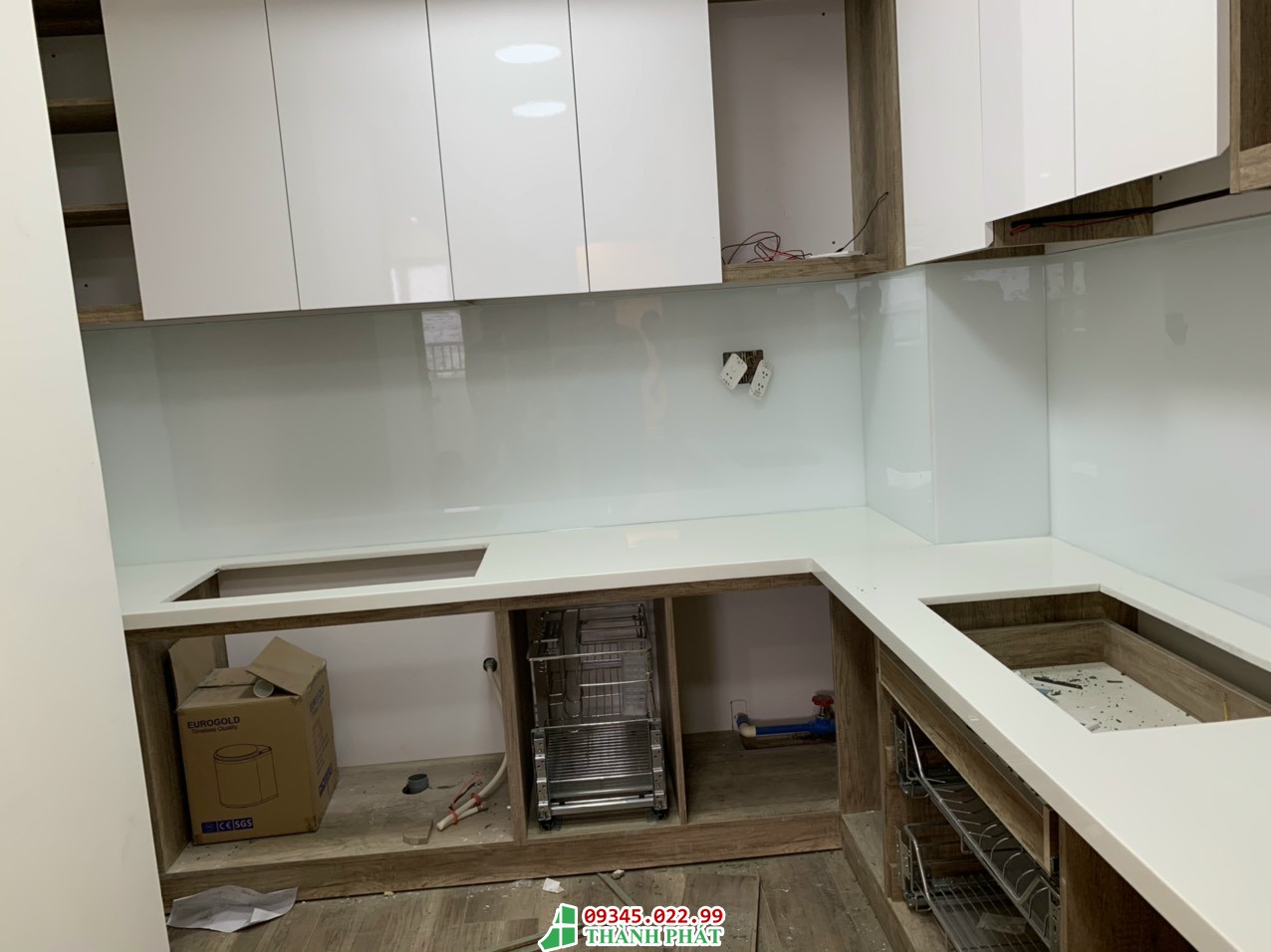 k&iacute;nh ốp bếp m&agrave;u trắng sữa