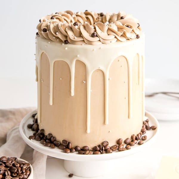 This white chocolate mocha cake pairs tender white chocolate espresso cake layers with a whipped white chocolate ganache and silky espresso buttercream. | livforcake.com