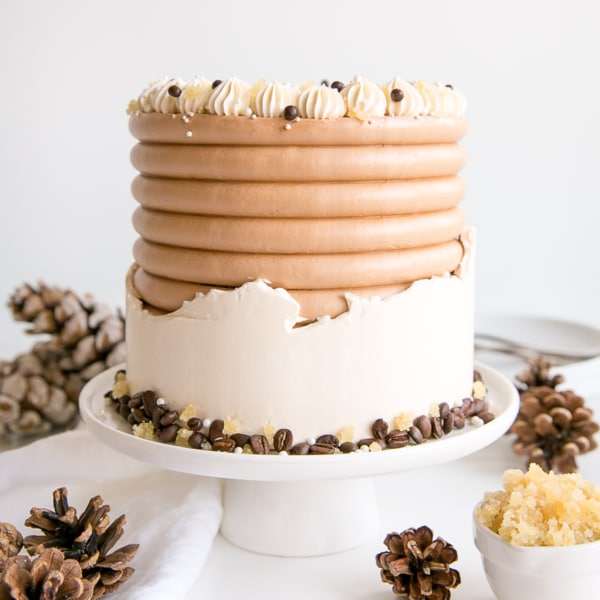 This Gingerbread Latte Cake is your favourite Holiday drink in cake form! Gingerbread spice cake layers with an espresso buttercream. | livforcake.com