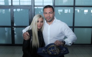 Андреа свири на пиано по оскъдно облекло