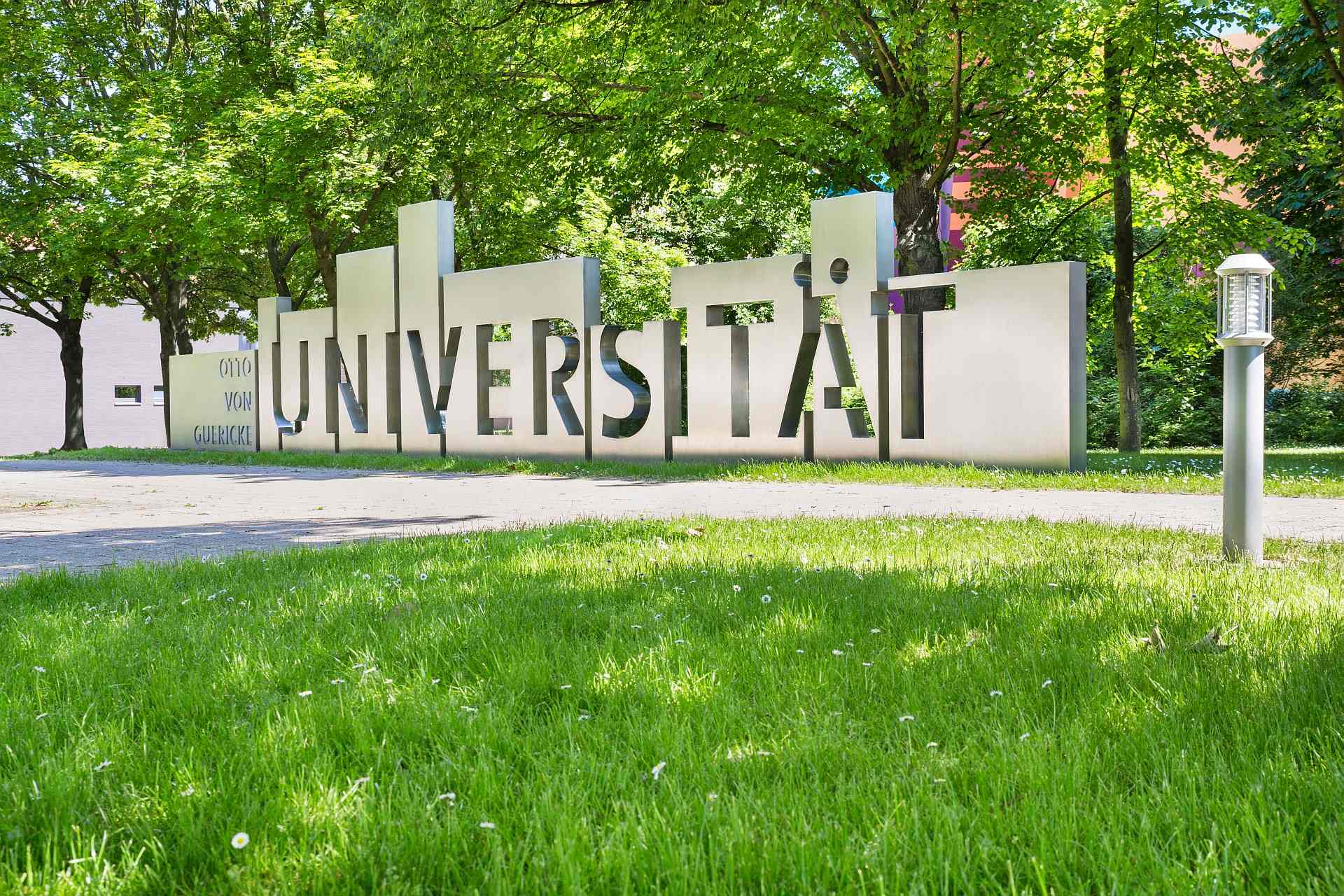 Image with missing alt attribute found on mba-uni.de