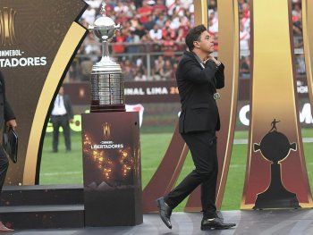 Esta vez no se pueden besar. Marcelo Gallardo y su ayudante Mat&iacute;as Biscay pasan por al lado de la Copa Libertadores sin poder abrazarla.