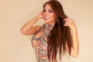 VIDEO: Thal&iacute;a por fin muestra la costilla que se quit&oacute;