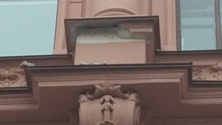 ФКР подопрет осыпающийся фасад дома Бака арматурой, но не откажется от подрядчика