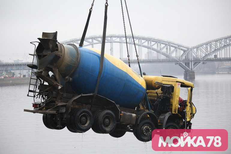 Итоги рабочей недели в Петербурге: водоплавающая бетономешалка и ноги убитой аспирантки