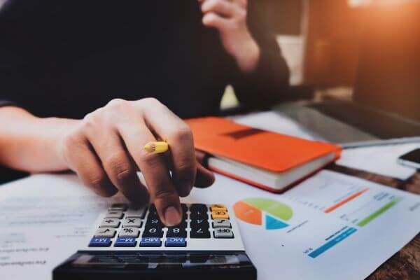 27 Budgeting Tips for the New Year (That’ll Make it Easy to Stay on Track!)