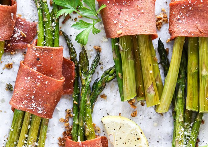Vegan Bacon Wrapped Asparagus - Super easy and delicious low carb, vegan keto friendly side dish to make anytime. Crispy bacon wrapped around asparagus topped with vegan parmesan and a sprinkle of lemon is all sorts of perfect. NeuroticMommy.com #vegan #thanksgiving #veganketo #keto