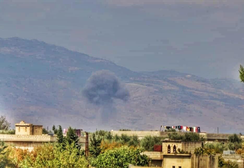 Successive airstrikes by Russian warplanes on the outskirts of Qarqour village in al-Ghab plain in Hama countryside this morning