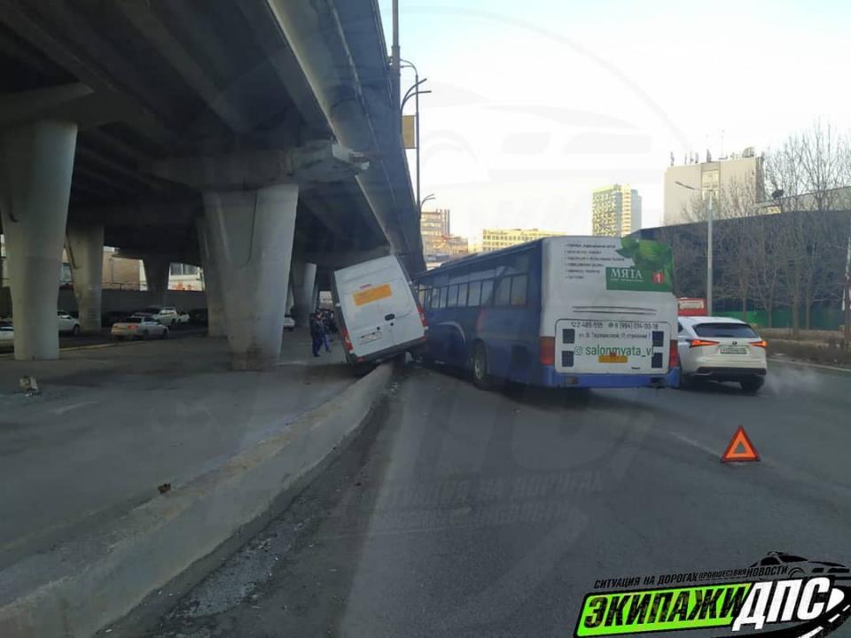 Во Владивостоке пассажирский автобус устроил жесткое ДТП