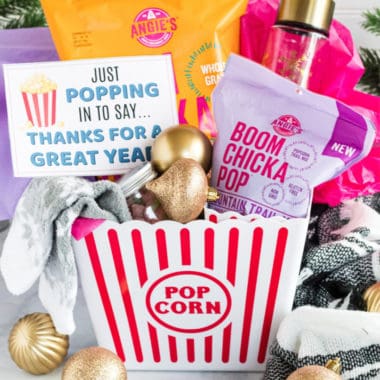 Stuck on what to buy your child&rsquo;s teacher this holiday season? Popcorn themed teacher gifts are the PERFECT way to say thank you for all they do!