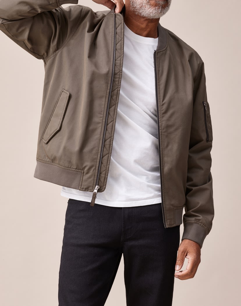 Image with missing alt attribute found on everlane.com