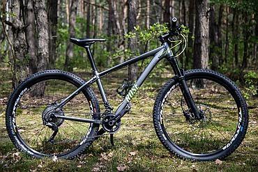 Rower g&oacute;rski a szosowy